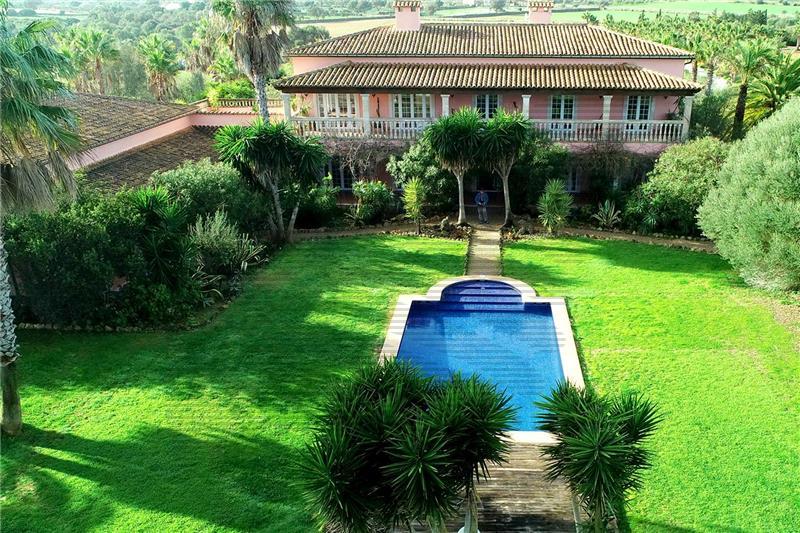 Luxuriöse Villa auf einem Grundstück von ca. 151.000 m2 mit Panoramablick auf das Meer und die Berge,