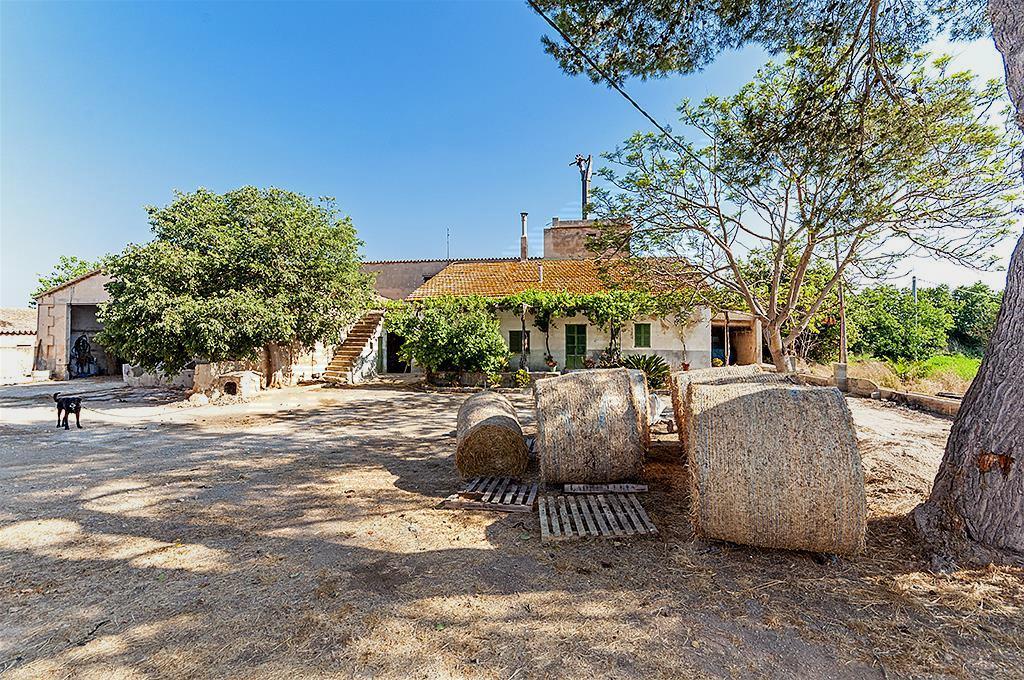 Rustikales Landhaus auf ca. 139.386 m2 Grundstück