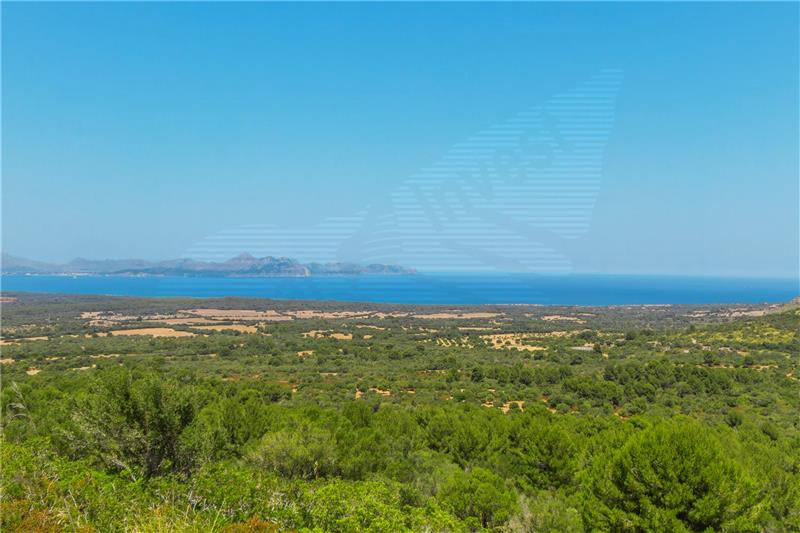 Finca on a plot of approx. 5.430.236m2 with panoramic sea views,