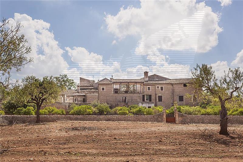 Mallorcan mansion on a plot of land of approx. 863.401m2,