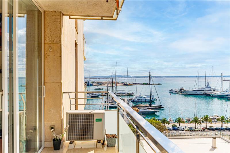 Piso con terraza y vistas al mar,