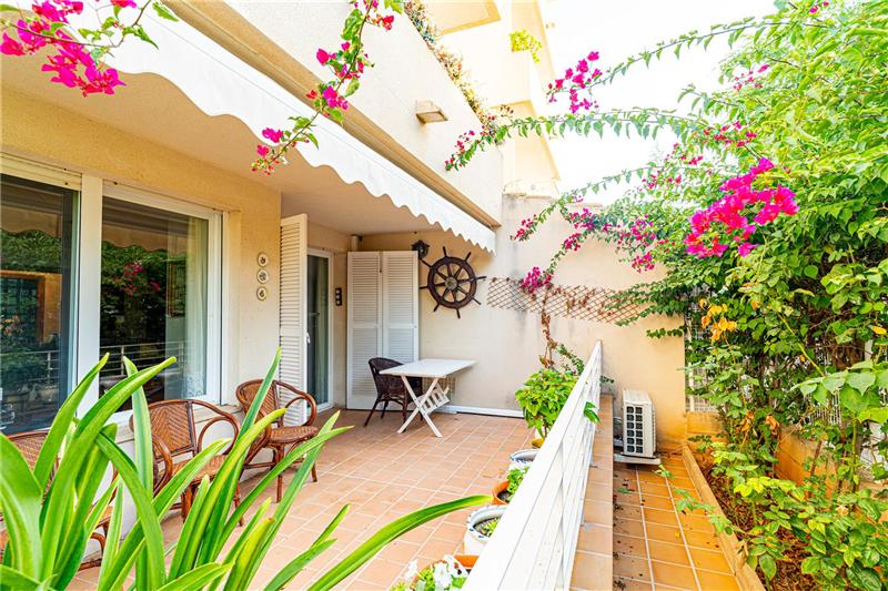 Planta baja con amplio jardín y terraza,