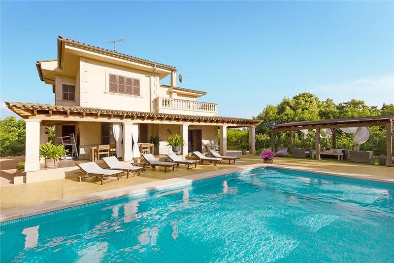 Country house on a plot of 20.000 m2 approx. with advocado plantation on holiday leave,