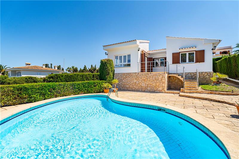 Villa auf einem Grundstück von ca. 740m2 mit Blick auf das Meer und die Bucht,