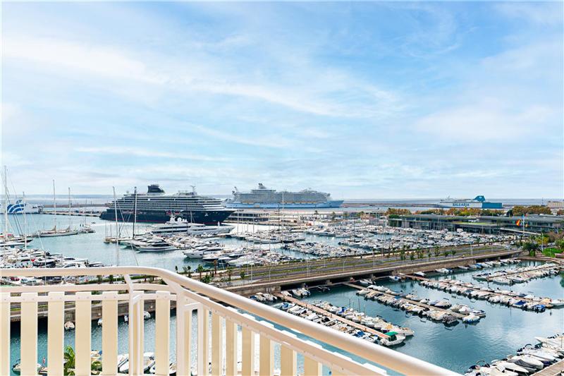 Atico con terraza y vistas panorámicas al mar