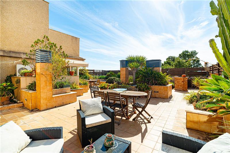 Dachgeschoss-Duplex mit Terrassen und freiem Ausblick in Wohnanlage mit Gemeinschaftspool