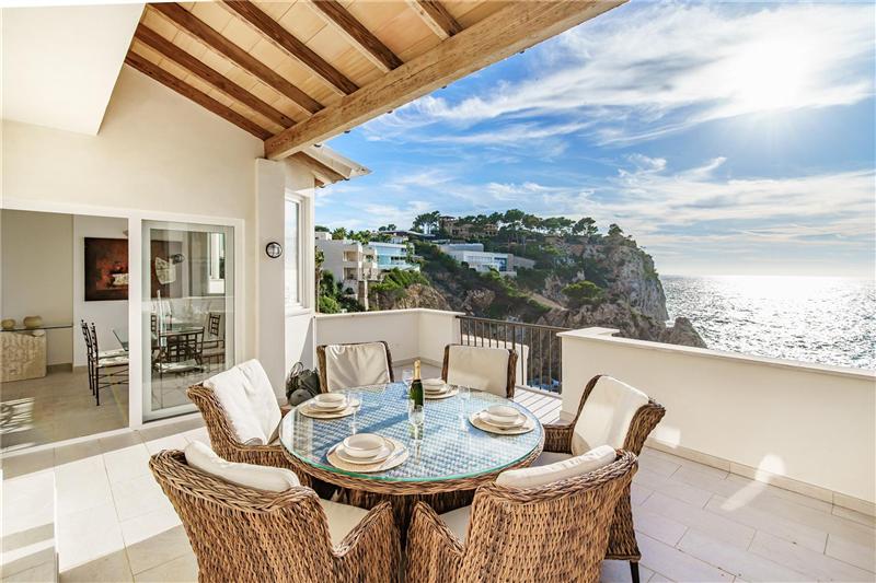 Apartamento en residencial con piscina comunitaria frente al mar,