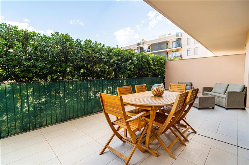 Erdgeschosswohnung mit Terrassen in einer Wohnanlage mit Swimmingpool,