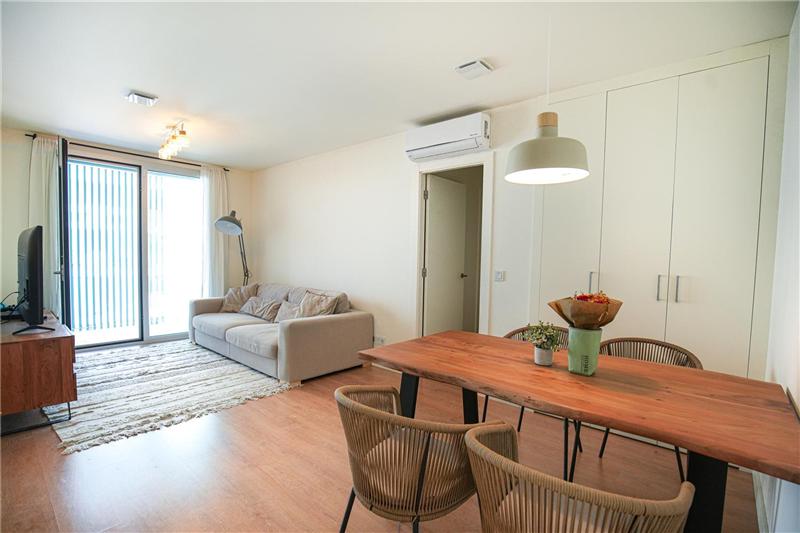 Piso con terraza en residencial con piscina comunitaria,