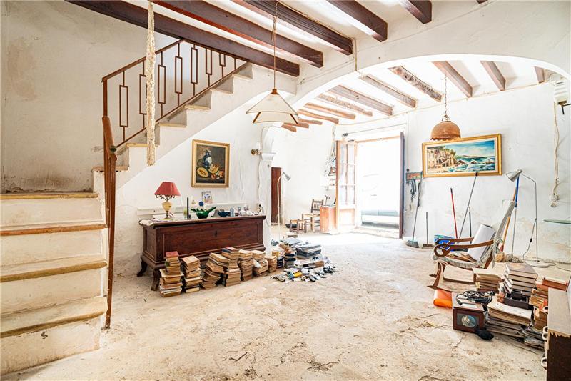 Townhouse with character to renovate in the historic center of Costitx with renovation project
