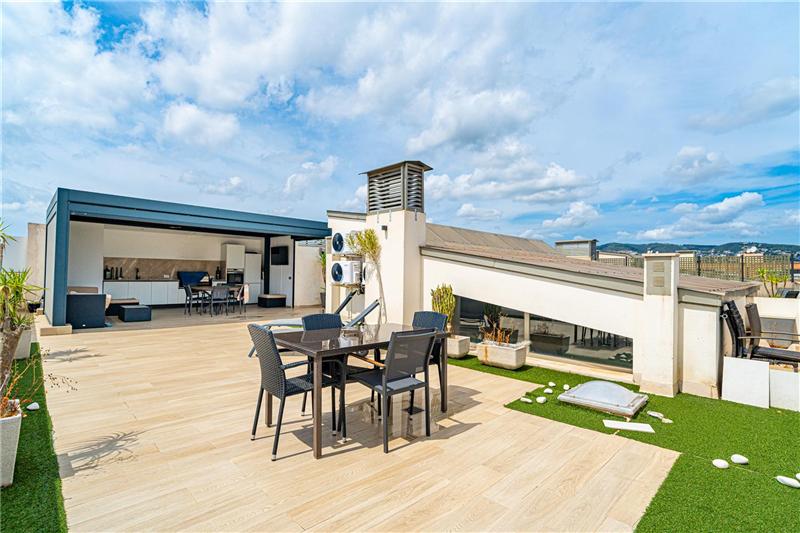 Designer penthouse of approx. 240 m² in a residential complex with a swimming pool in the Zona Colegios area.