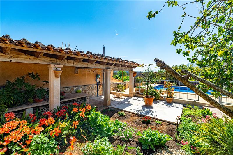 Detached house with a swimming pool on a plot of approximately 453 m²,