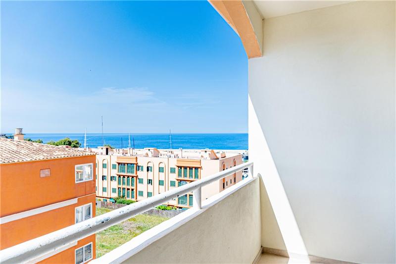 Apartamento con terraza y vistas al mar en Puerto Adriano,