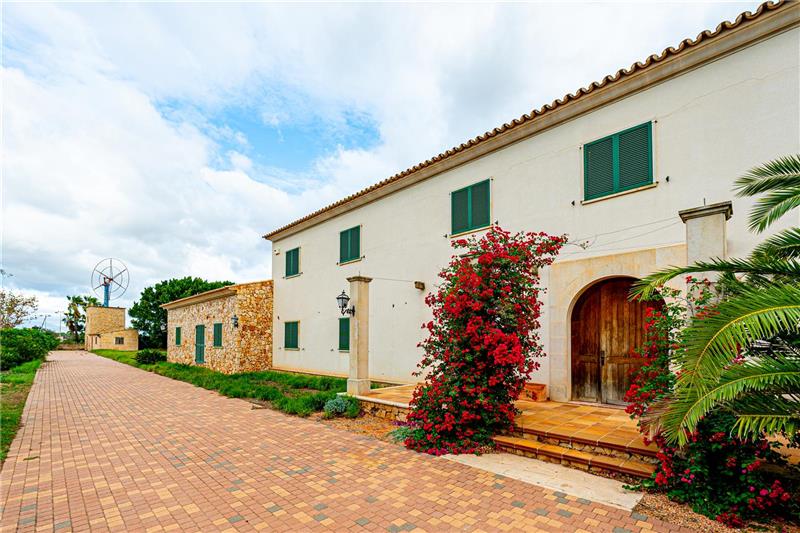 Chalet unifamiliar en solar de 48.448m2 aprox. con Molino,