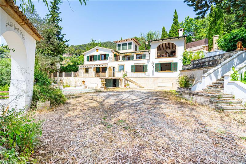 Finca on a plot of approx. 7,500 m² with swimming pool and mountain views,