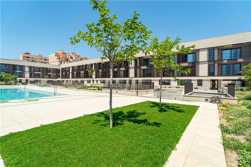 1- and 2-bedroom apartments with terrace and swimming pool in a residential complex in Palma