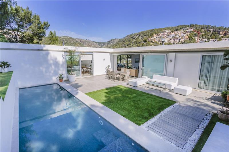 Detached villa with swimming pool and mountain views,