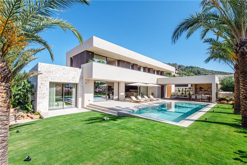 Neubauvilla mit Pool auf einem Grundstück von ca. 1.000 m²,
