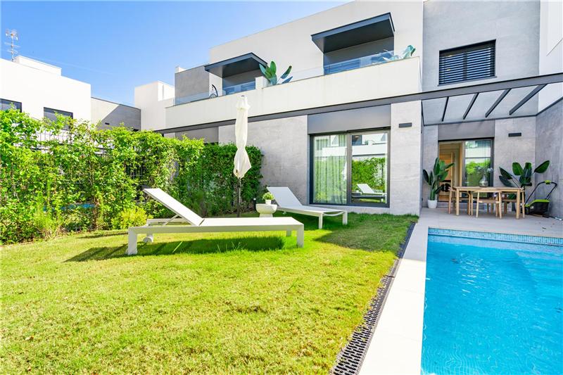 Brandneu. Designer-Stadthaus mit privatem Pool,