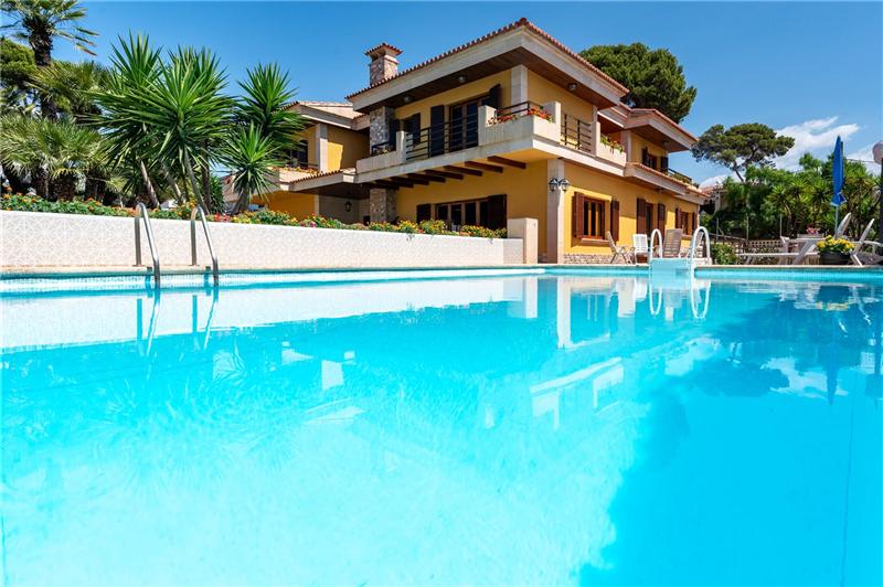 Chalet unifamiliar con piscina en solar de 859m2 aprox.,