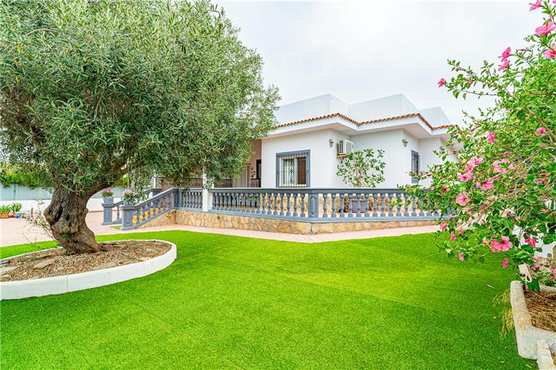 Detached house with a swimming pool on a plot of approximately 1,100 m²,