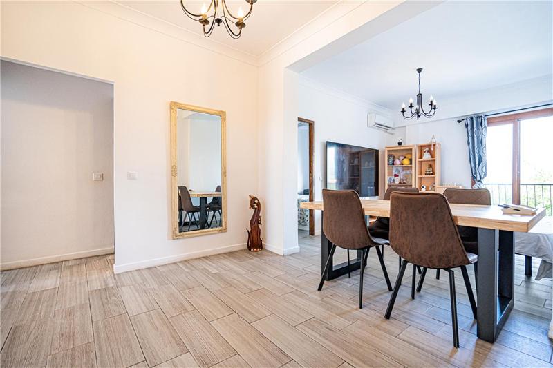 Apartment with partial ocean views,
