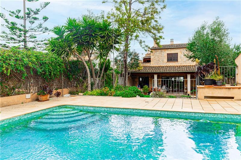 Casa unifamiliar con jardín y piscina,