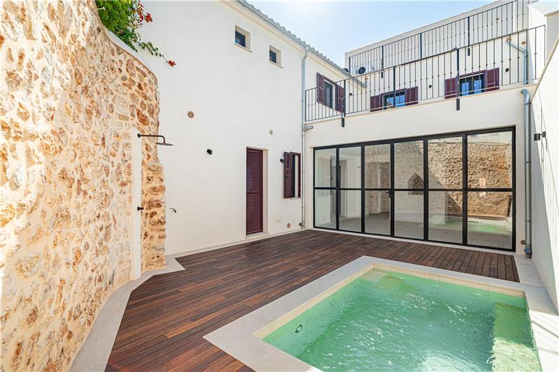 Brandneu. Designer-Haus mit Terrasse,