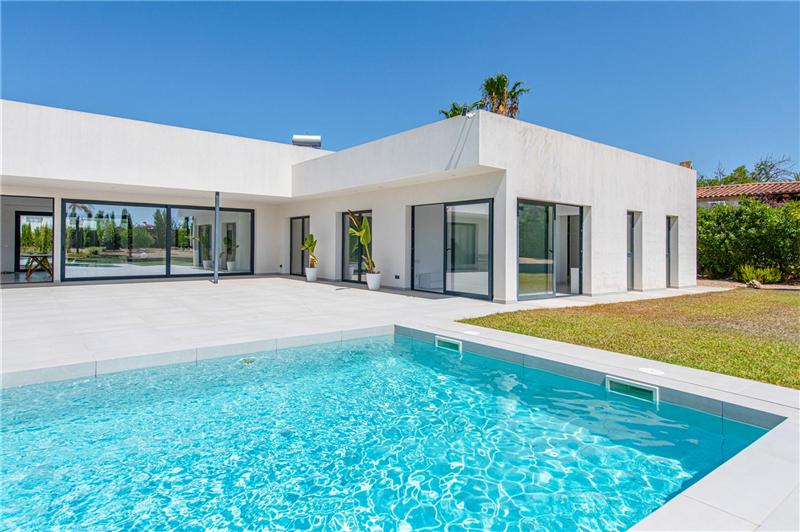 Chalet unifamiliar de diseño con piscina en solar de 2.100m2 aprox.,