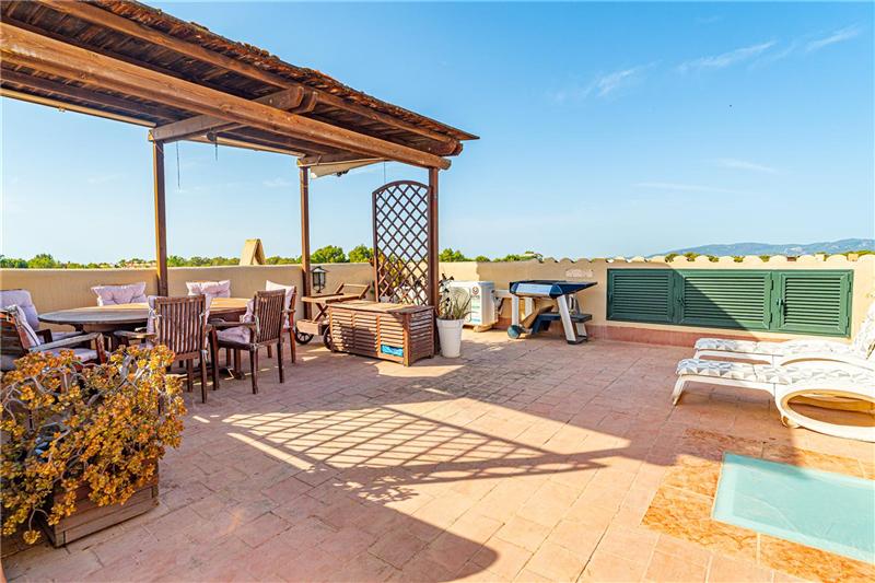 Dúplex con terraza en complejo residencial con piscinas,
